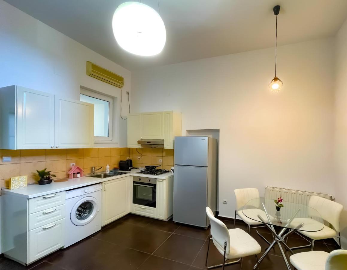 Cool Flat With Hot Tub In The Old Town Apartment Bucharest Luaran gambar