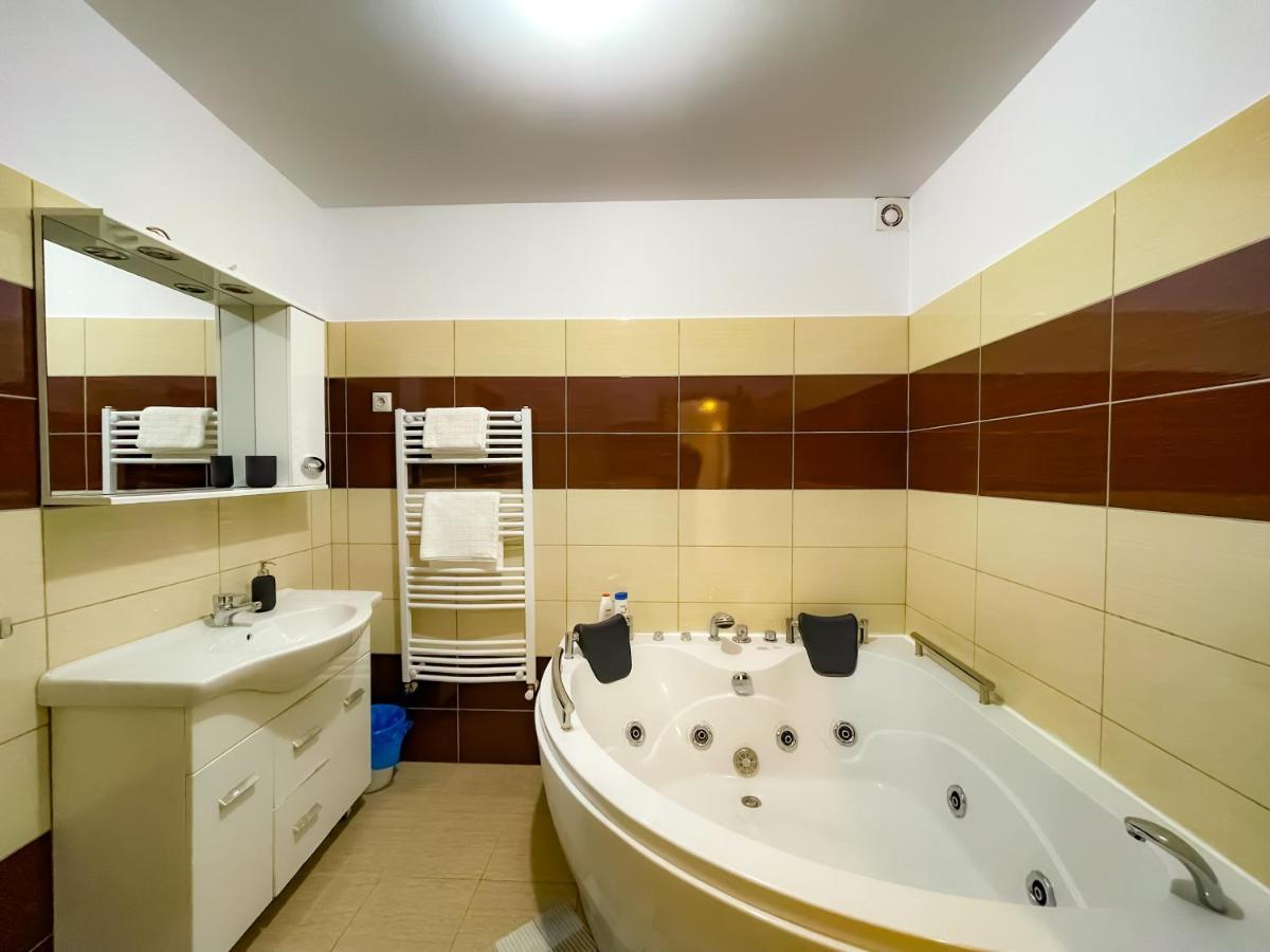 Cool Flat With Hot Tub In The Old Town Apartment Bucharest Luaran gambar