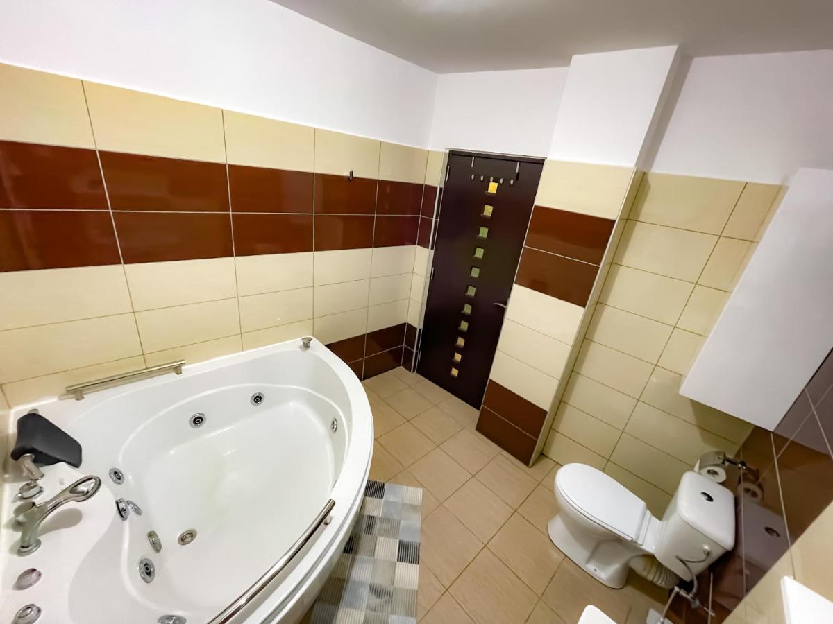 Cool Flat With Hot Tub In The Old Town Apartment Bucharest Luaran gambar