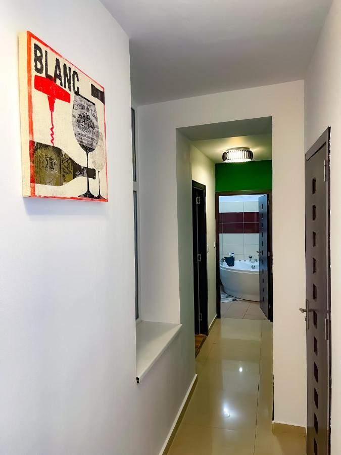 Cool Flat With Hot Tub In The Old Town Apartment Bucharest Luaran gambar